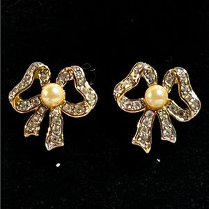 -Bow Tie Post Earrings